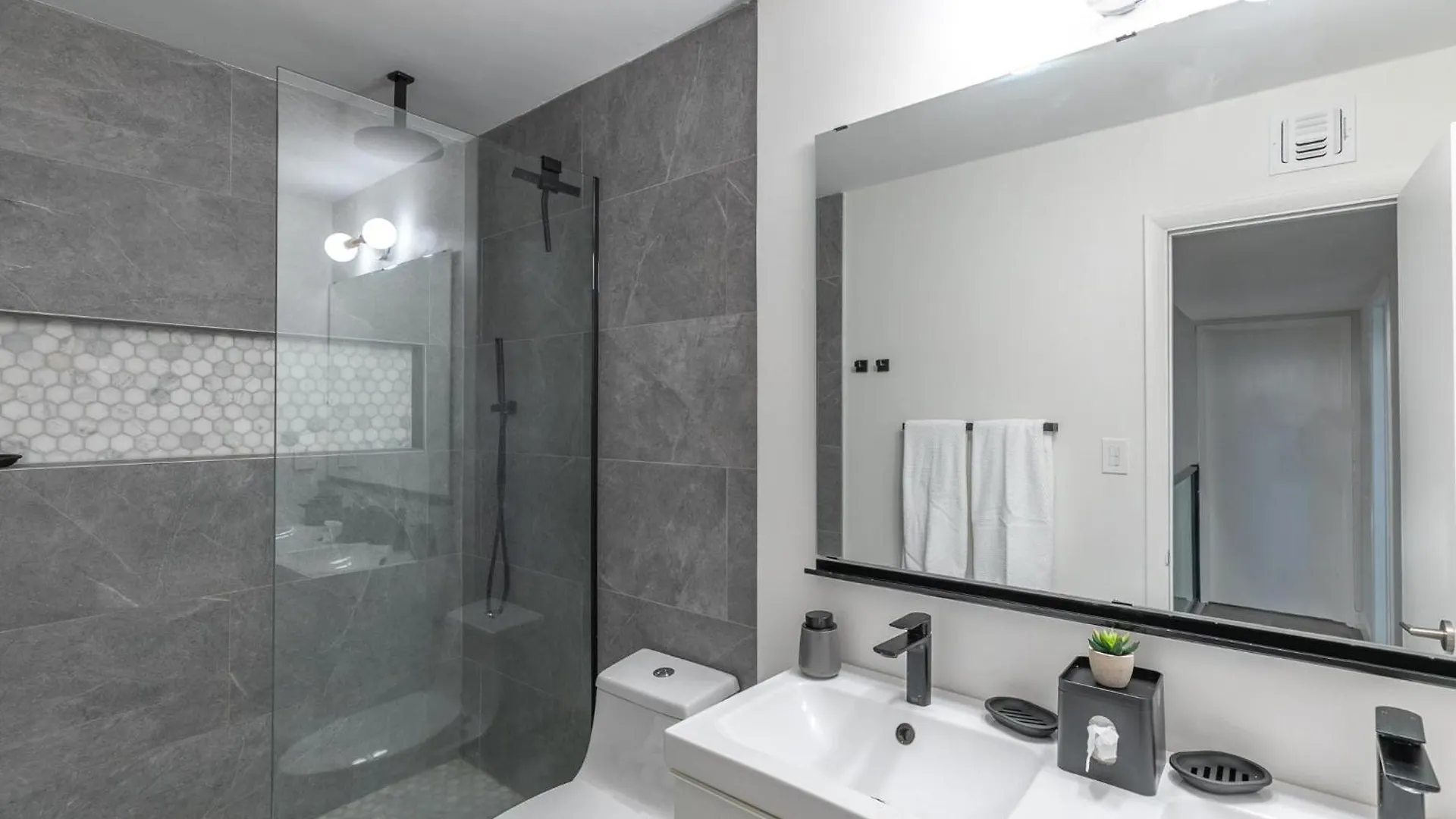Central Location, Huge Pool, Upgraded Unit Скоттсдейл