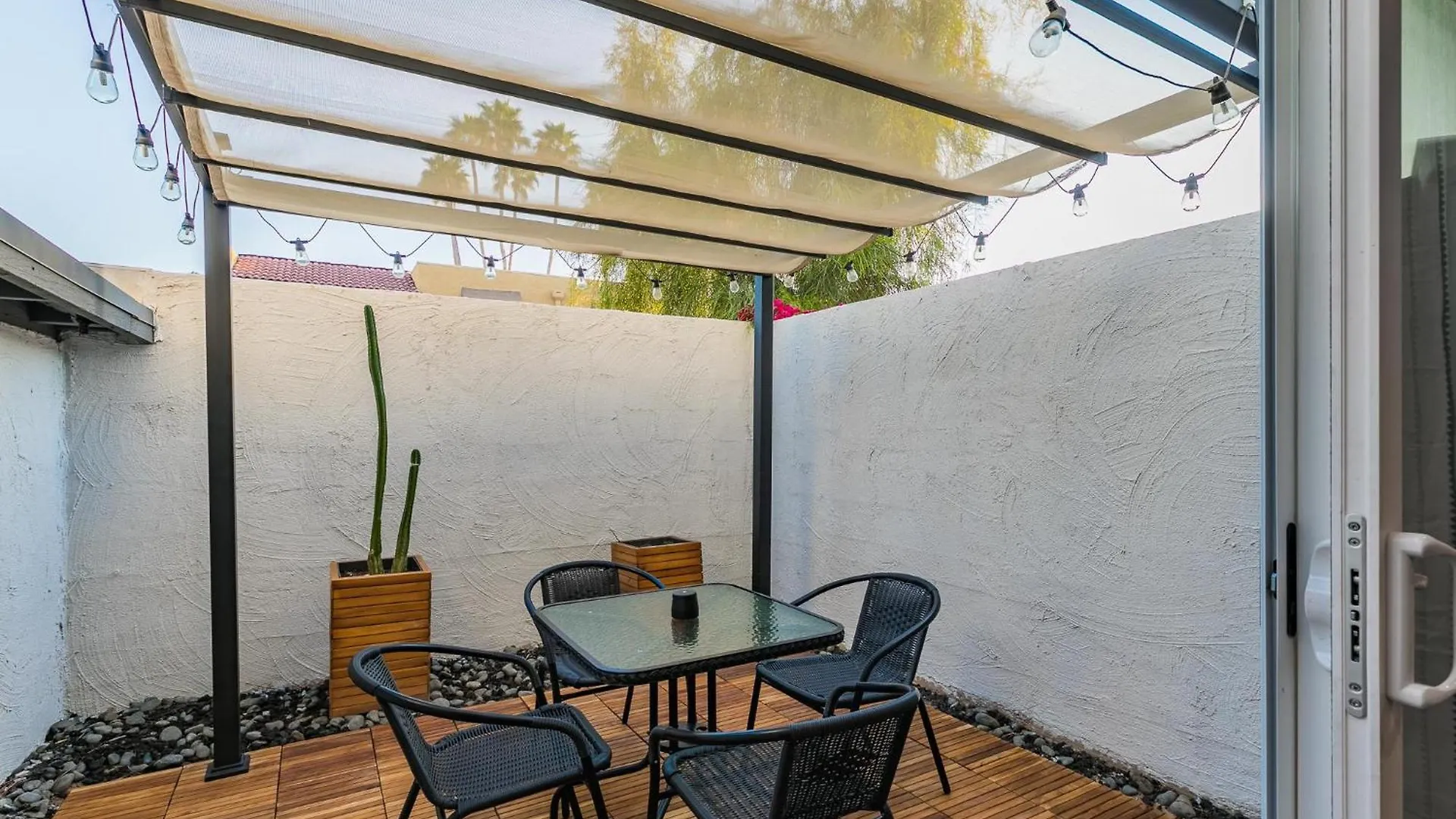 Апартаменты Central Location, Huge Pool, Upgraded Unit