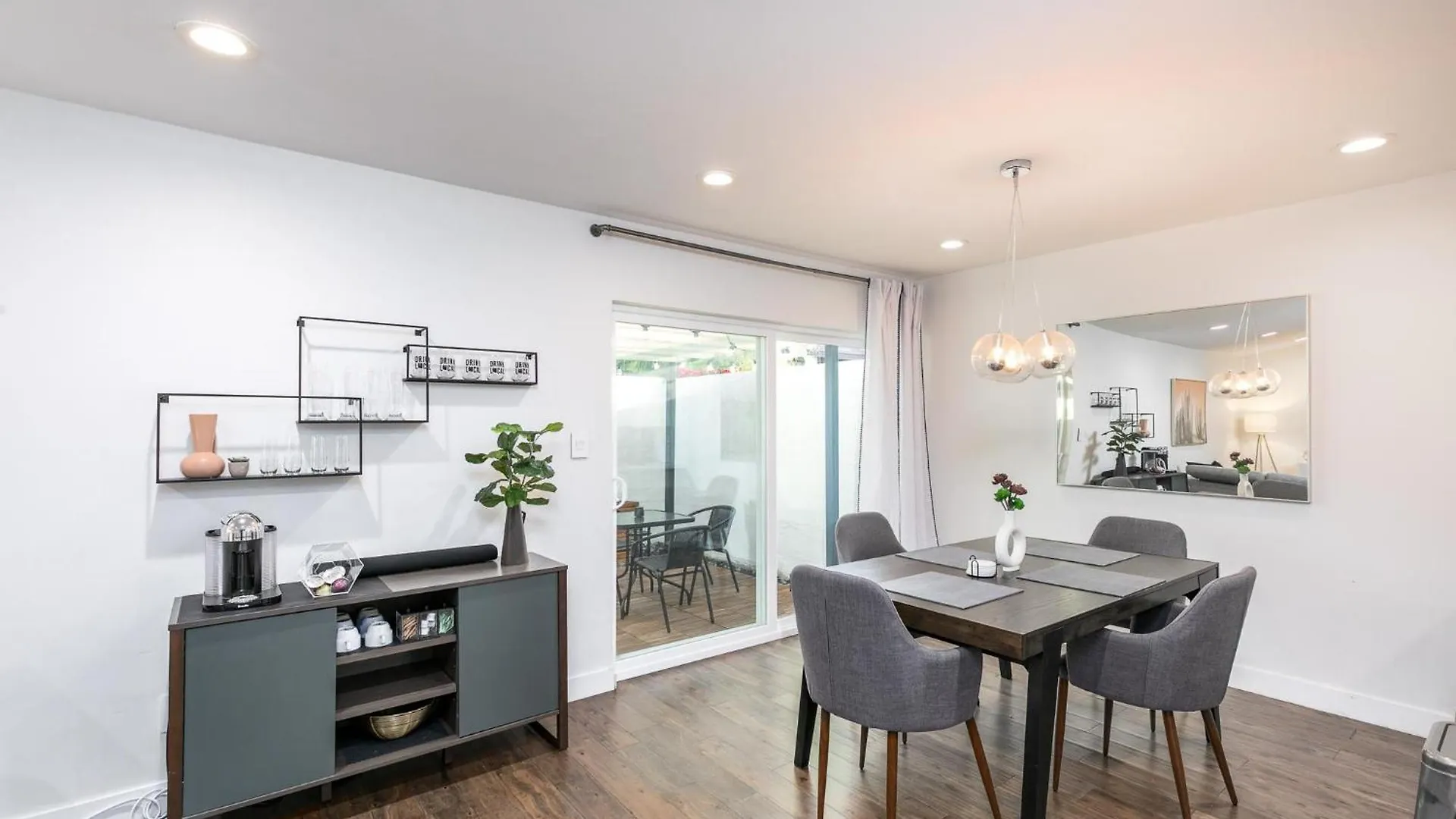 Апартаменты Central Location, Huge Pool, Upgraded Unit