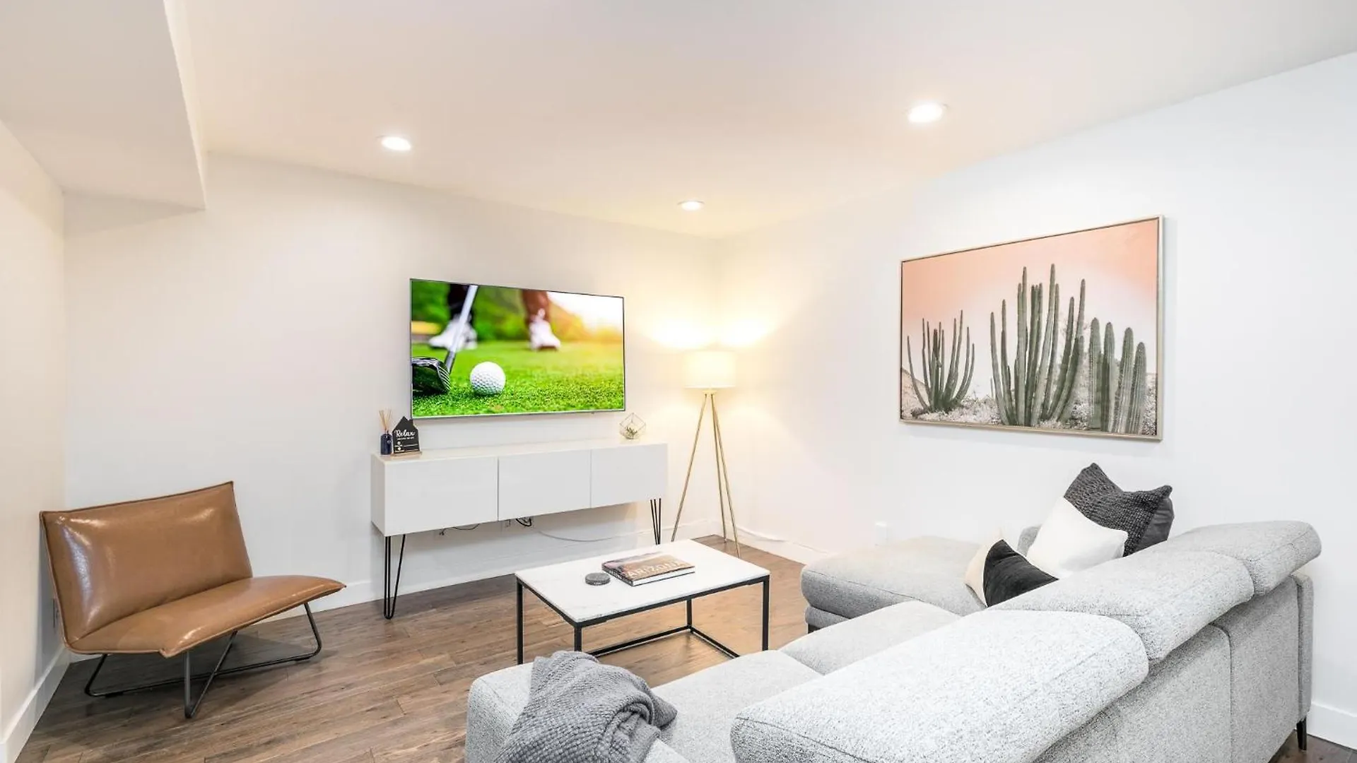 Central Location, Huge Pool, Upgraded Unit США